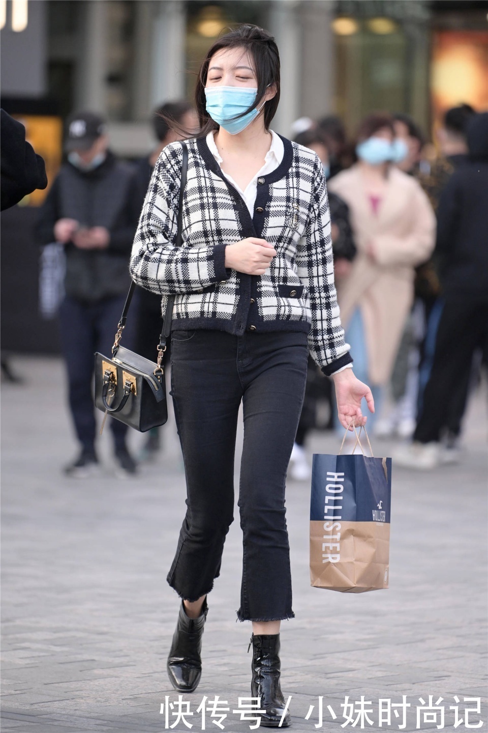 时髦|街拍:初冬时节搭配牛仔裤,保暖时髦还显高级
