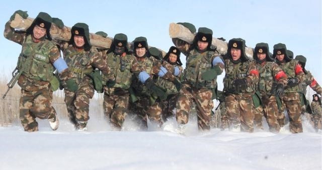 印军|班公湖刮起鹅毛大雪！我新一代防寒服果然厉害，而印军快扛不住了