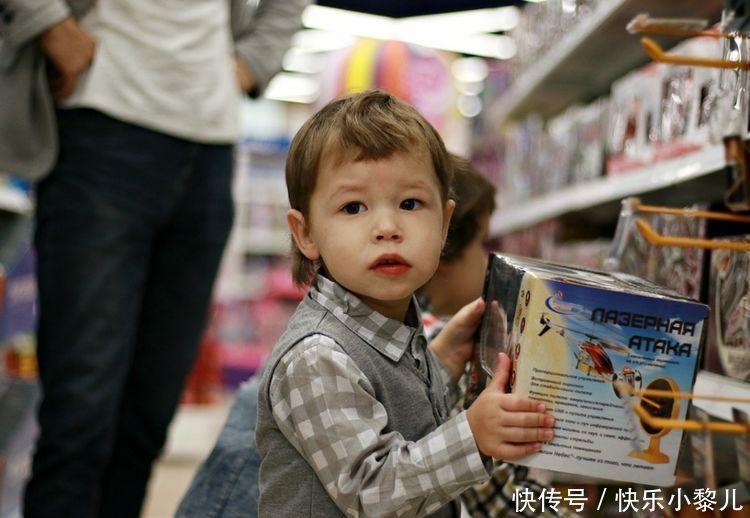 妈妈|孩子在超市偷巧克力，三位妈妈做法各异，路人态度说明好坏