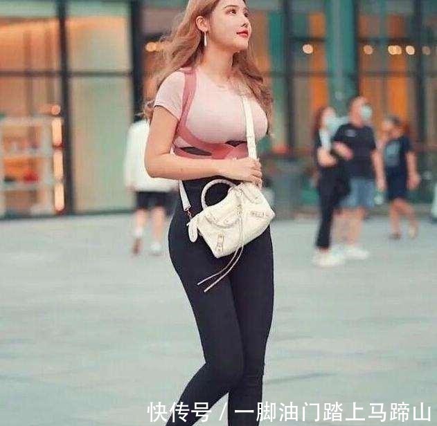 美女 柔美多姿的瑜伽裤美女，露腿的穿搭组合很加分，显得瘦高！