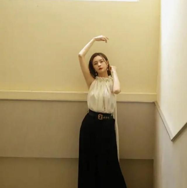 名媛|陈亚楠还挺低调,穿白色T恤衫配黑裤,挺有上流名媛气质