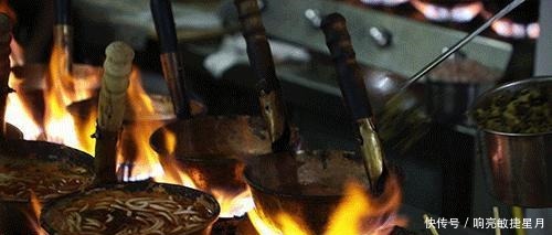 昆明人不仅爱吃各种虫子,就连米线都是甩的