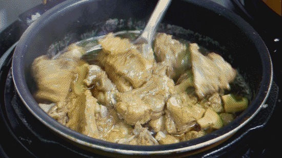 营养|炖排骨是焯水还是泡水好多人不懂,难怪排骨营养流失还发柴