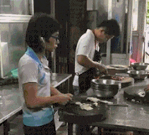 |搞笑GIF:撞衫不可怕 谁小谁尴尬