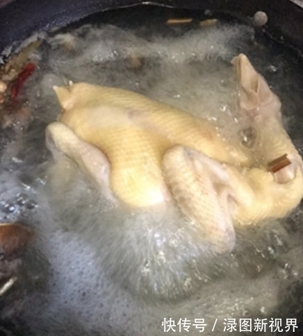 白切鸡直接水煮就错了,这才是正确做法,肉质紧实滑嫩,太香了