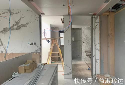 联排|联排别墅施工中，一个楼梯造价就3万，背景墙装岩板，大气上档次