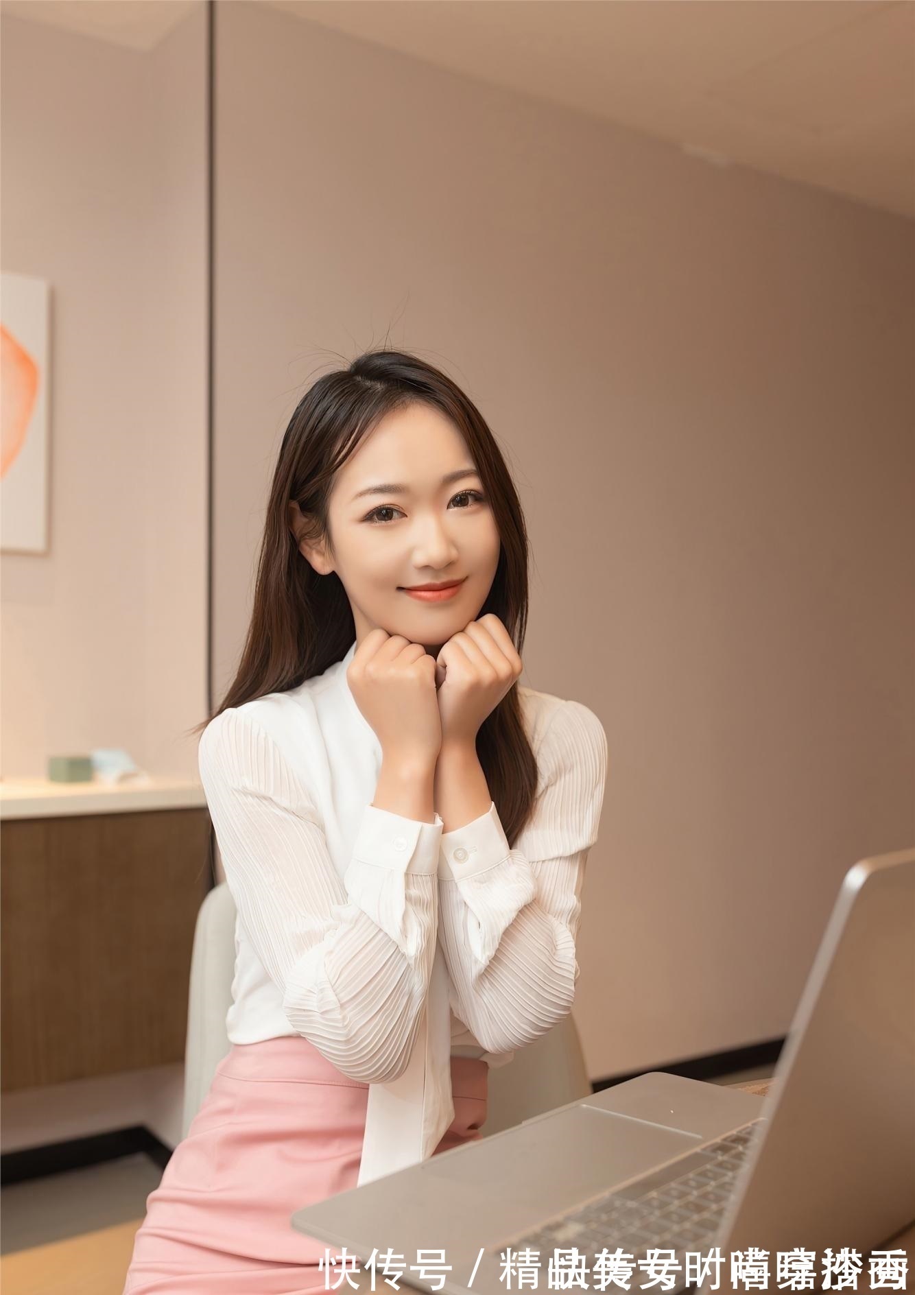 白色 简约百搭的白色衬衫,下搭一条粉色的短裙,让你变得浪漫又时髦