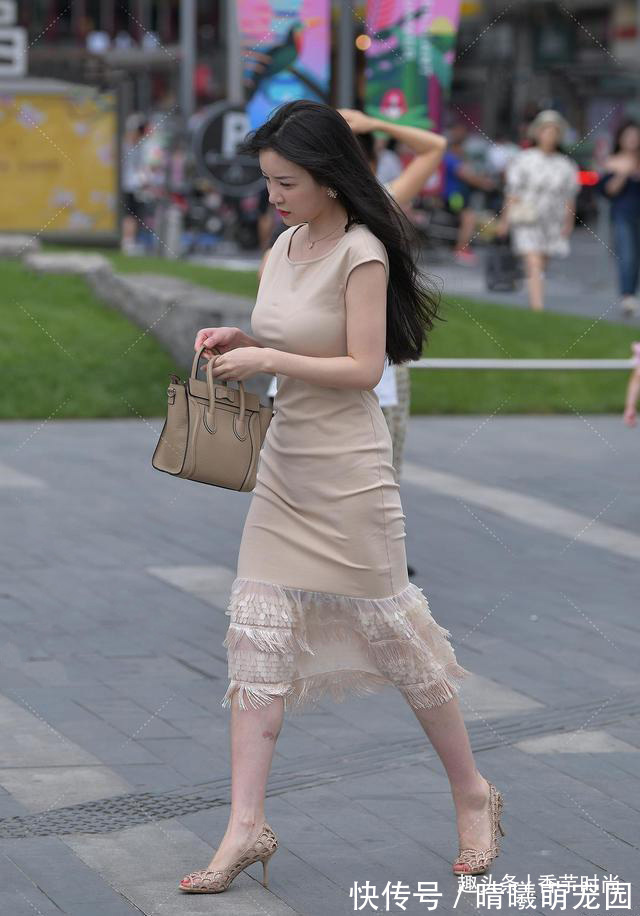 高跟鞋 爱美的女生就是会穿,裙子加点“流苏”才好看,飘逸又雅致