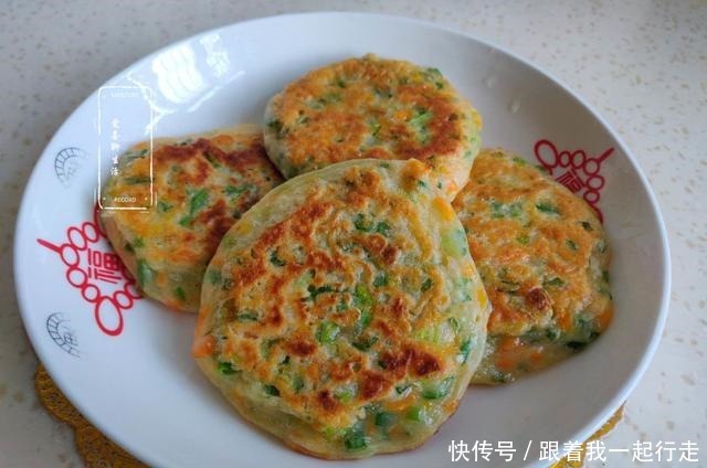 这两种食材,一个补钙一个护眼,搭配一起做成小饼,满屋飘香诱人