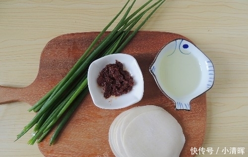 葱油饼|饺子皮买多了？做成它，金黄酥脆，层次分明，刚出锅就被抢光了