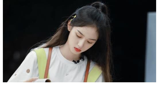 综艺|新晋95后小花,综艺影视样样抓,年轻貌美的周也到底有惹人爱?