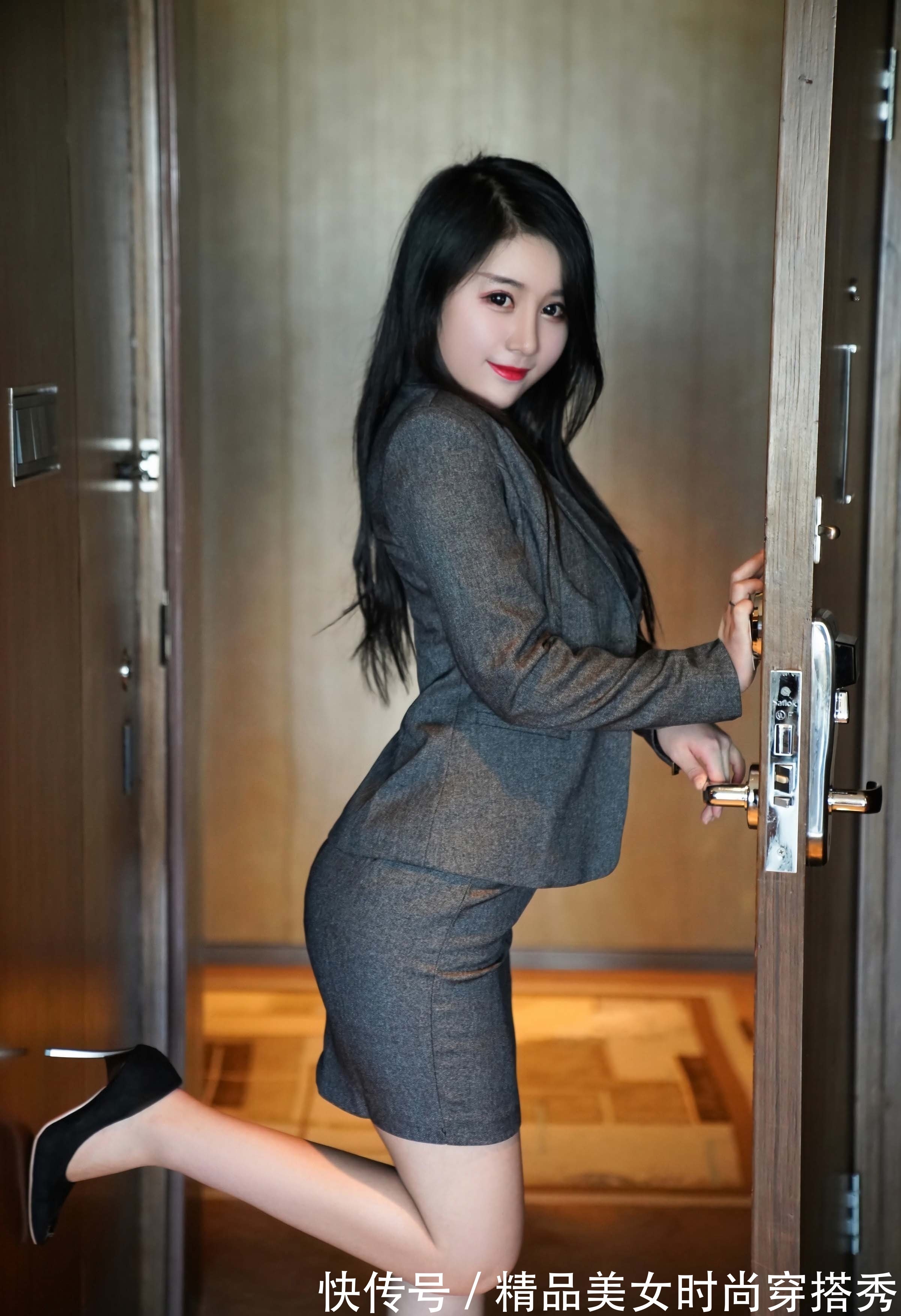 优雅感|极简的西装套装穿搭却一样不失优雅感,让你瞬间女人味十足