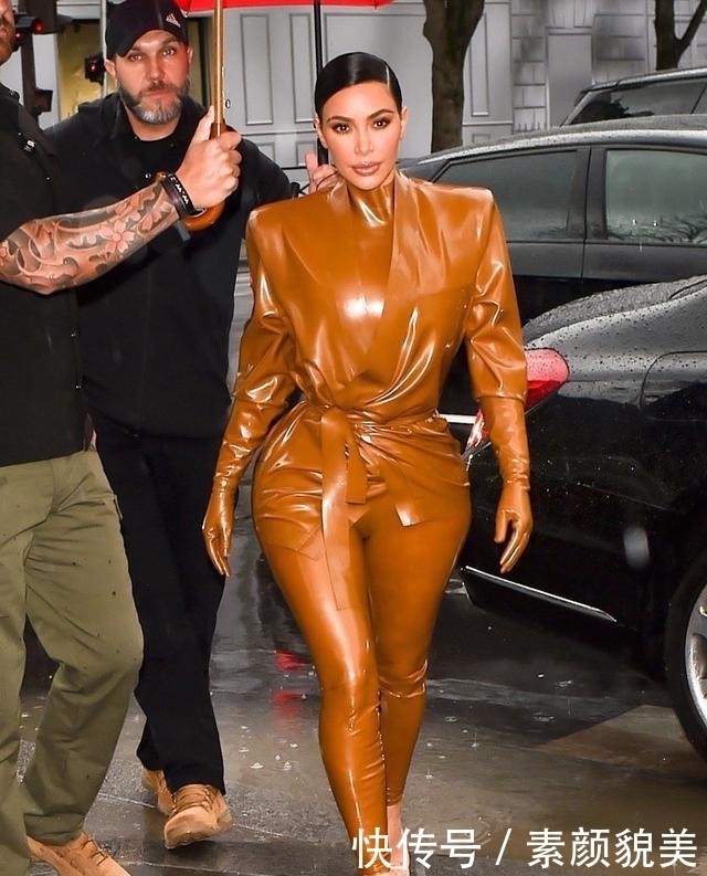 “无痕衣”算什么?卡戴珊的“乳胶衣”才是真厉害,一般人扛不住