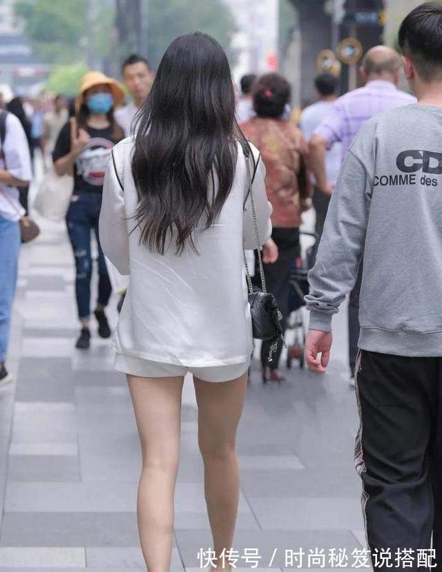 衬衫 美女“睡衣式”衬衫上街，搭配白色短裤，显瘦又时尚！