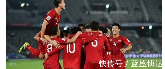 12强赛|2-0首胜！12强赛鱼腩神了，70球率+狂轰22脚，下轮助攻国足！