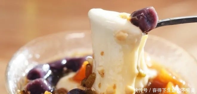 李雪琴:喝奶茶像吃大米饭?可年轻人就好这口“八宝粥”!