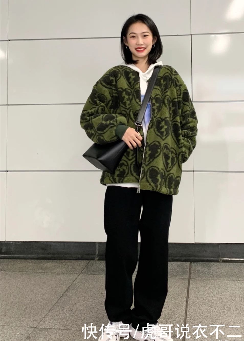 冬季不知选什么“内搭”？简约的连帽卫衣，才是“百搭神器”