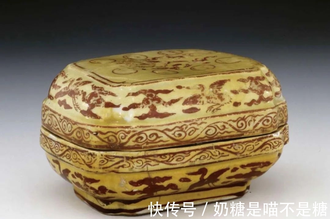 苏富比!中汉二〇二一秋拍|明嘉靖 黄地红彩云鹤八卦纹四方倭角盖盒