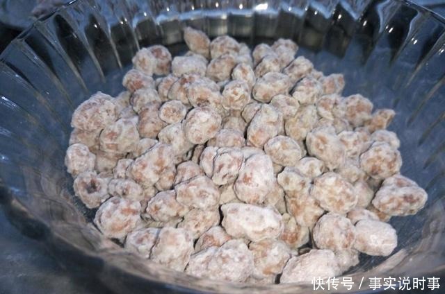 一道美味的小吃——挂霜花生,香甜酥脆,操作简单,不容错过哦