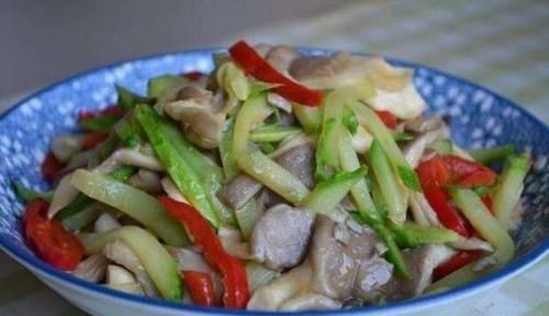 美食推荐：酸甜排骨，青椒烧茄子，素炒平菇，苦瓜炒肉的做法