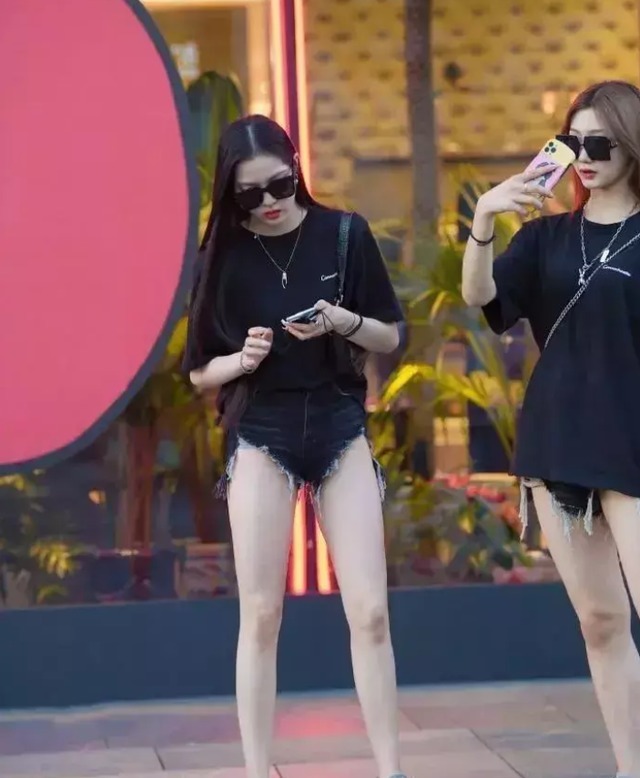 组合|美女街拍:气质短裤姐妹花,气质非凡,明亮十足