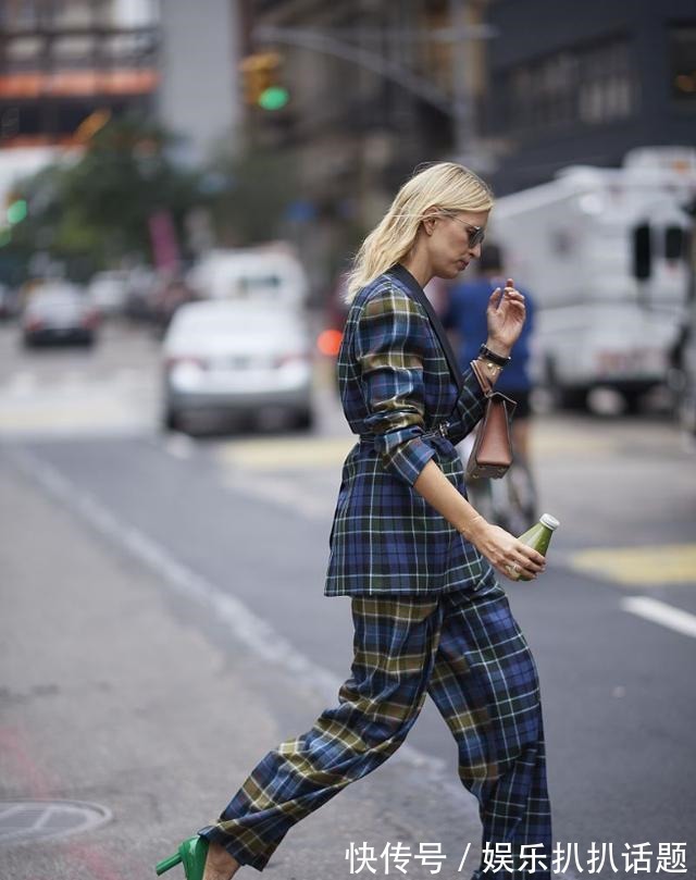 流行色彩 中年女人秋天别总穿一个颜色,不如试试这4种流行色彩,高级洋气!