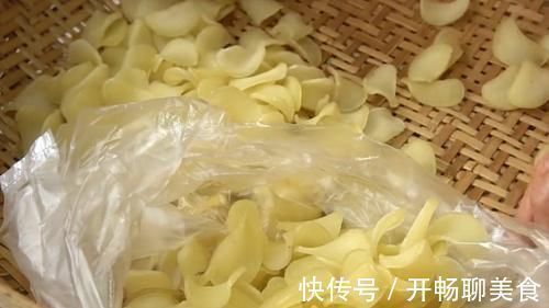想吃薯片不要买了，用4个土豆做一锅，20秒出锅，放一个星期还脆