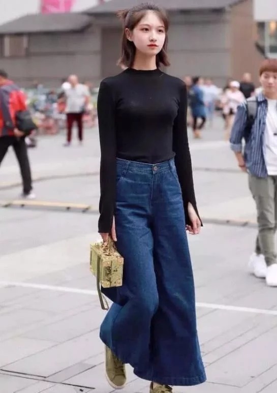 街拍:语笑嫣然的美女,白色上衣配蓝色牛仔裤,时尚唯美气质