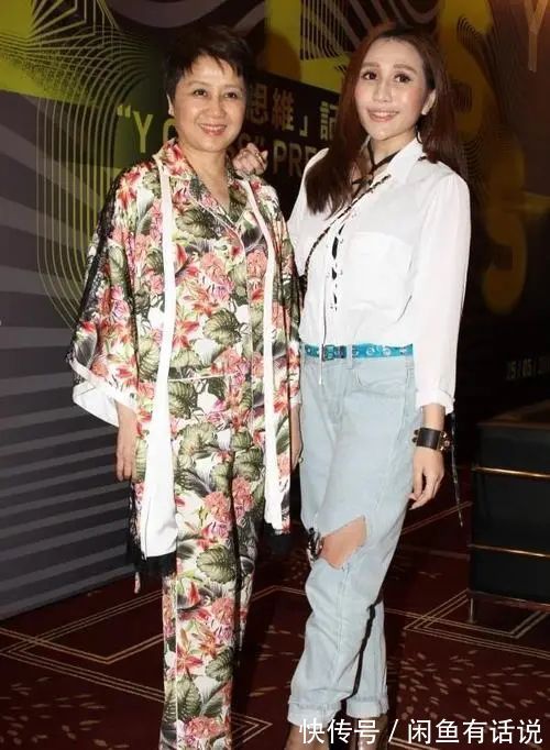 印花|赌王四太不服老,穿那么花的“睡衣”就出门,大红大绿还挺显年轻