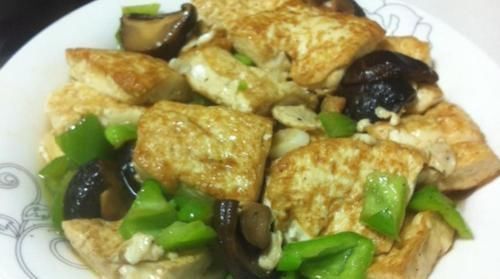 香菇和豆腐这样做，比肉香多了，两种高营养食材，实惠又美味
