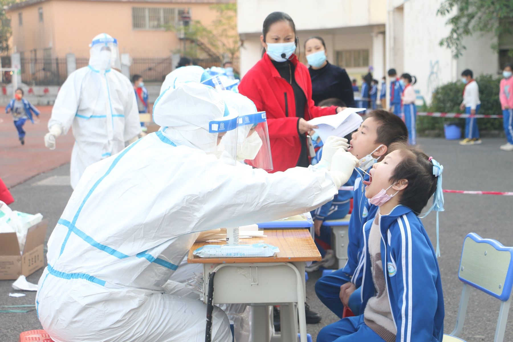 广西医科大学|2000名医护人员支援防城港核酸检测工作