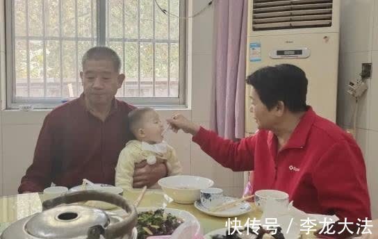 天赐|山东67岁老妇怀孕,儿女表示要断绝关系,2年后,老妇带娃直播