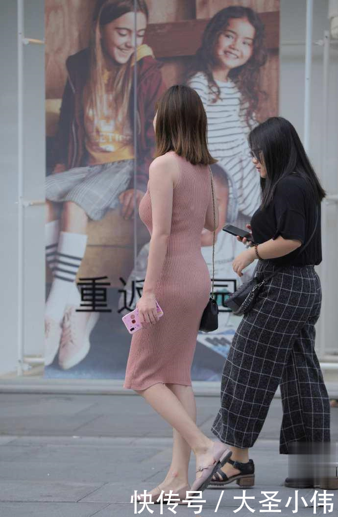 优雅|街拍美女美女穿中短的裙身起来端庄优雅,同时也不缺少女人味