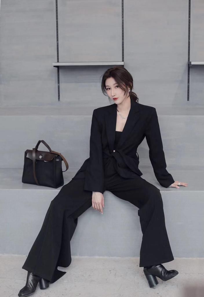 西装选廓形，搭配阔腿裤，遮肉又显瘦