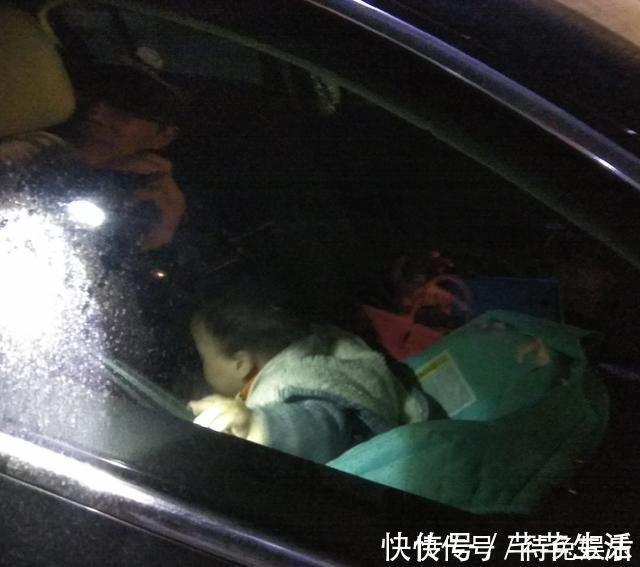 2岁男孩被粗心家长锁车内,警察也无能为力,孩子一个举动自救