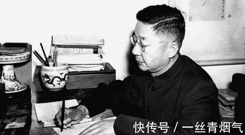 老舍先生!1966年,老舍跳湖自尽,独子陪遗体坐了一夜,从此夹起尾巴做人