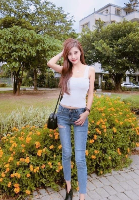 街拍:气质清雅动人的小姐姐,身穿休闲装,洒脱大气