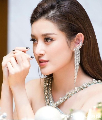 臀部|越南“第一美女”有多撩人?曾获世界小姐的她,长相妩媚身材迷人