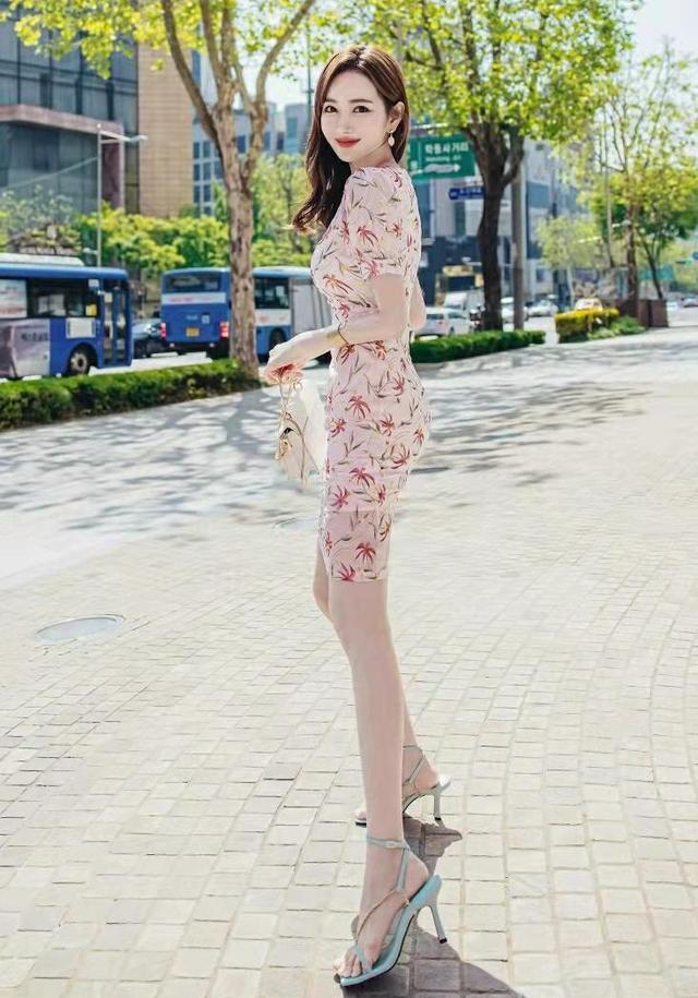 性感|浅粉色的连体包臀裙,枫叶印花设计的雪纺裙子,时尚性感气质绝伦