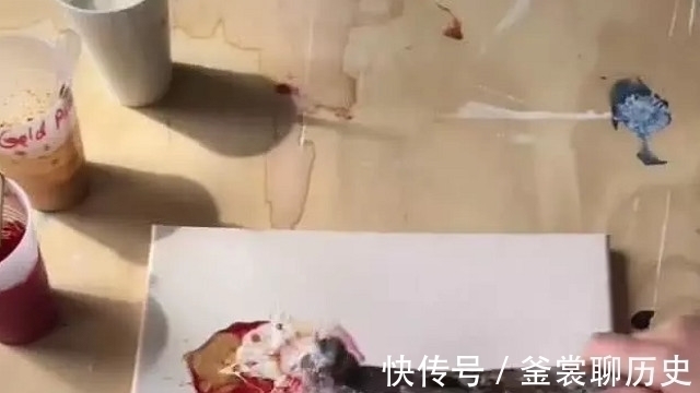 锤子$美术生玩性大开,用锤子敲颜料,一本正经的画出了一幅作品