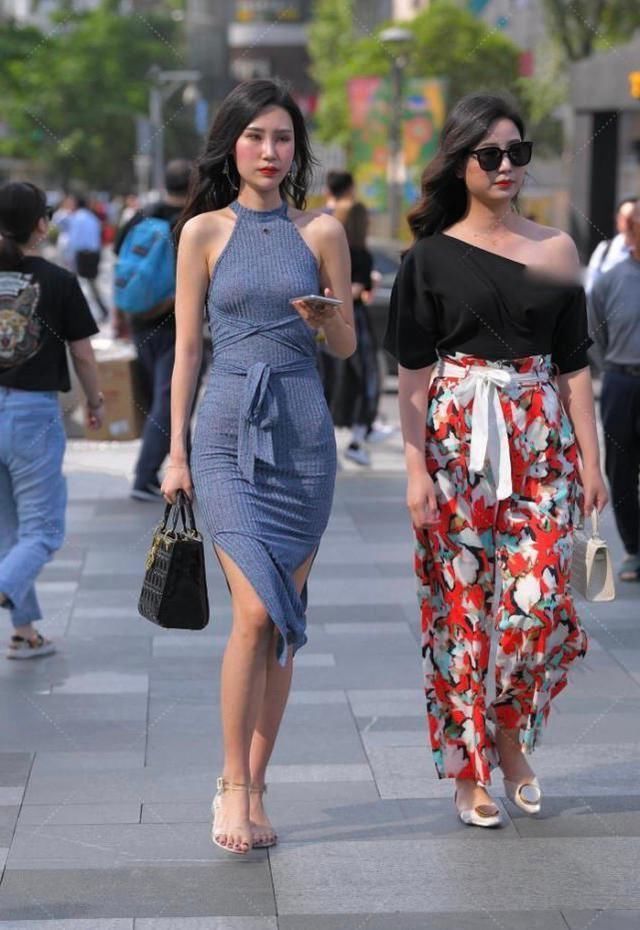 街拍|街拍：白色蕾丝修身背心，成功提升女人魅力