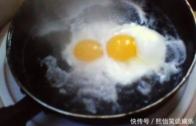 水煮荷包蛋，煮不圆还冒白沫，掌握这个小窍门，又圆又嫩不粘锅