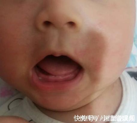 爸爸|“口水宝宝”高铁上看人吃东西,馋虫被勾出来,爸爸肩膀全是口水