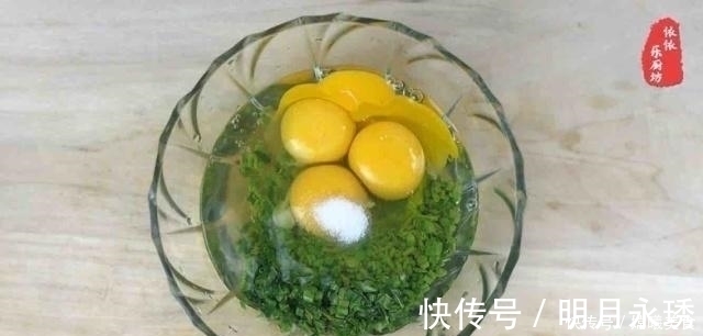鸡蛋别再老一套,这做法孩子点名吃,5分钟搞定,好吃不上火!