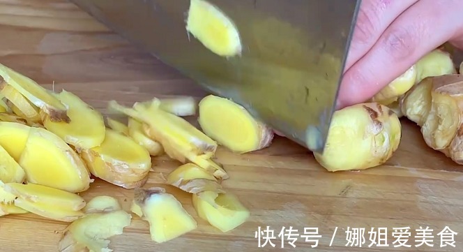 老爸经常腰酸背疼，邻家奶奶教我几片生姜就搞定，现在干活有劲了