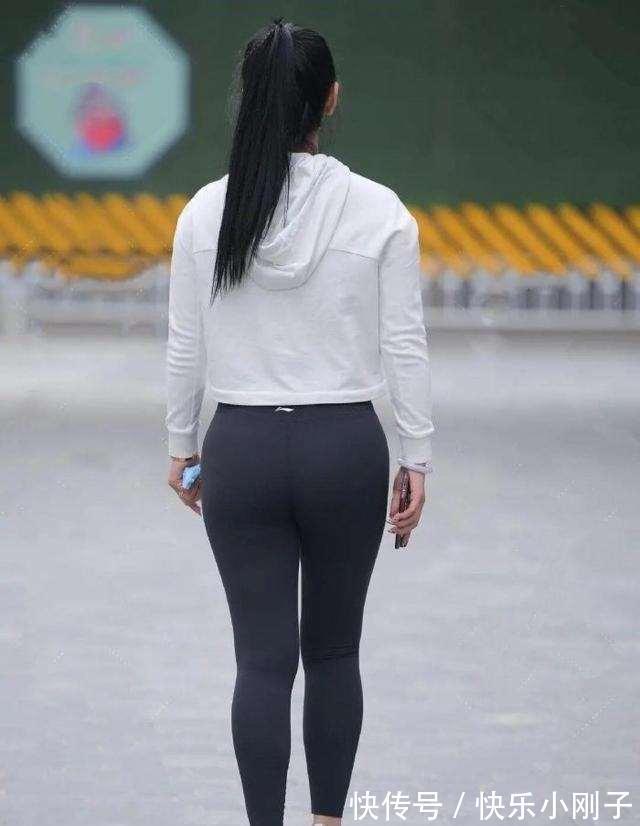 俏皮 时尚俏皮的打底裤穿搭呈现时髦气息,穿出自我个性,还能显瘦