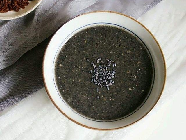 酒酿|都说女人比男人老的快,常吃3种抗衰老食物,让你皮肤光泽还细腻