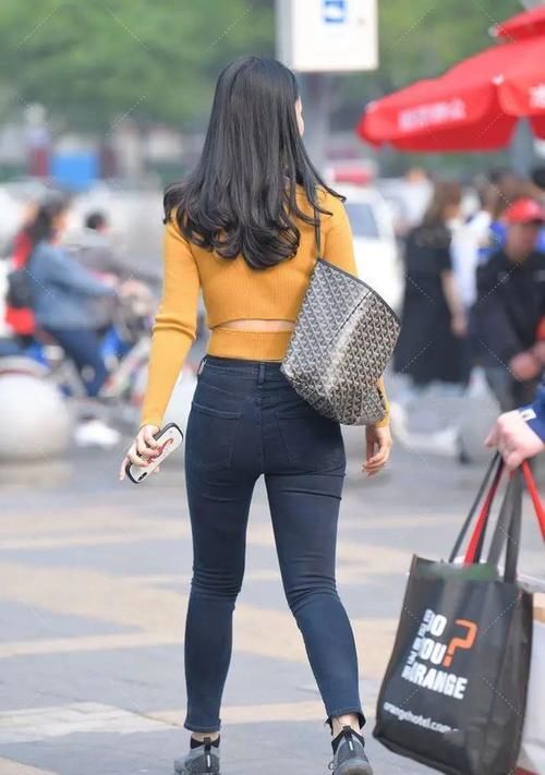 少女|牛仔裤搭配明黄针织衫，温暖而阳光，营造出明亮少女的感觉