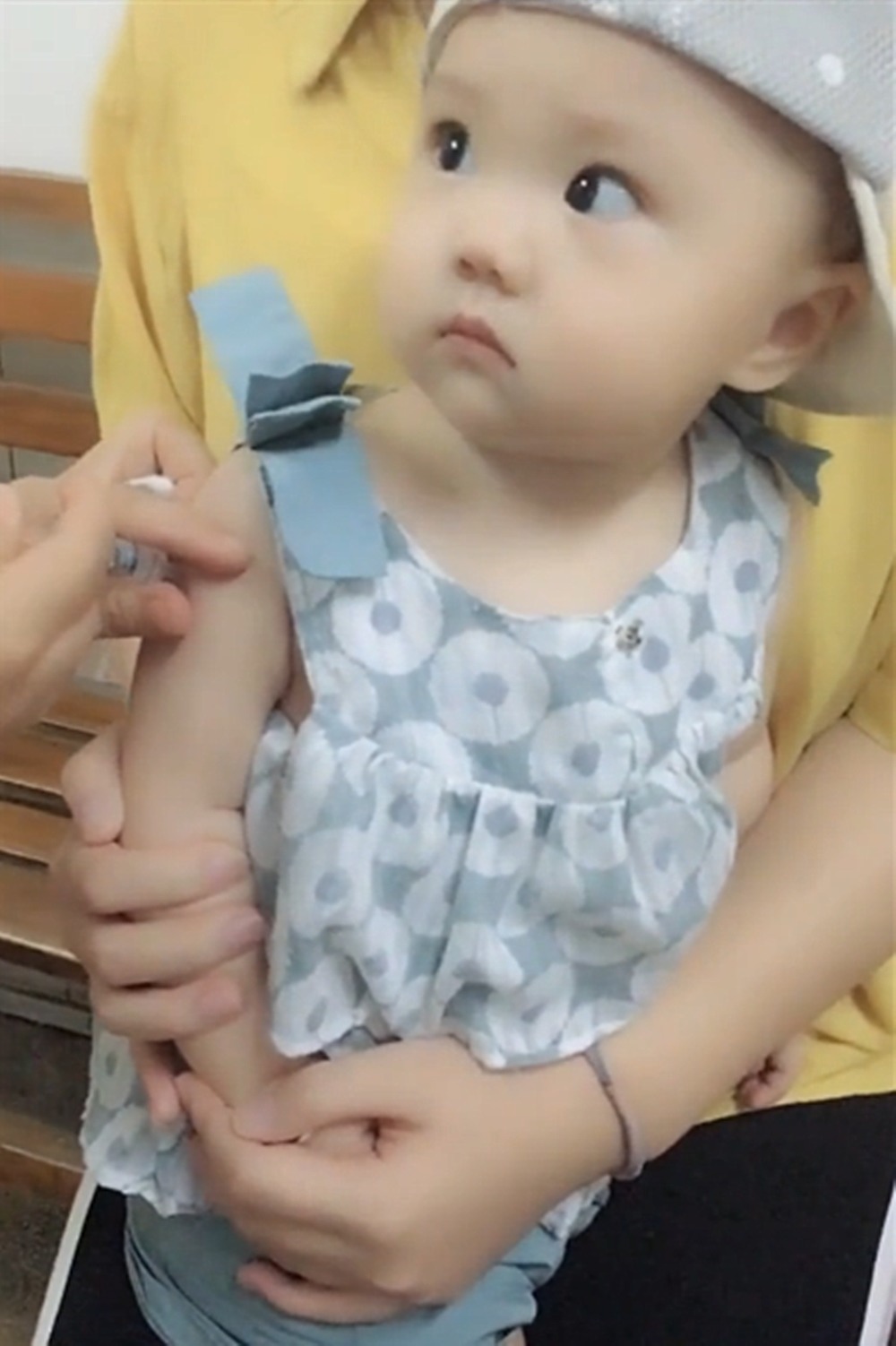 “确认过眼神,记住打针的人!”扎针的瞬间,宝宝反应太可爱了