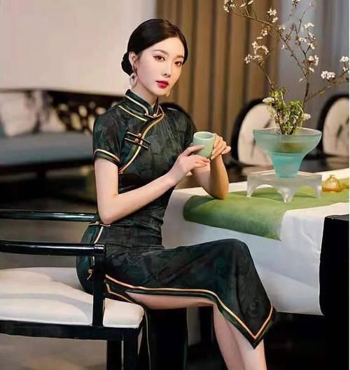 中年女人开春穿什么？当然是旗袍最漂亮了